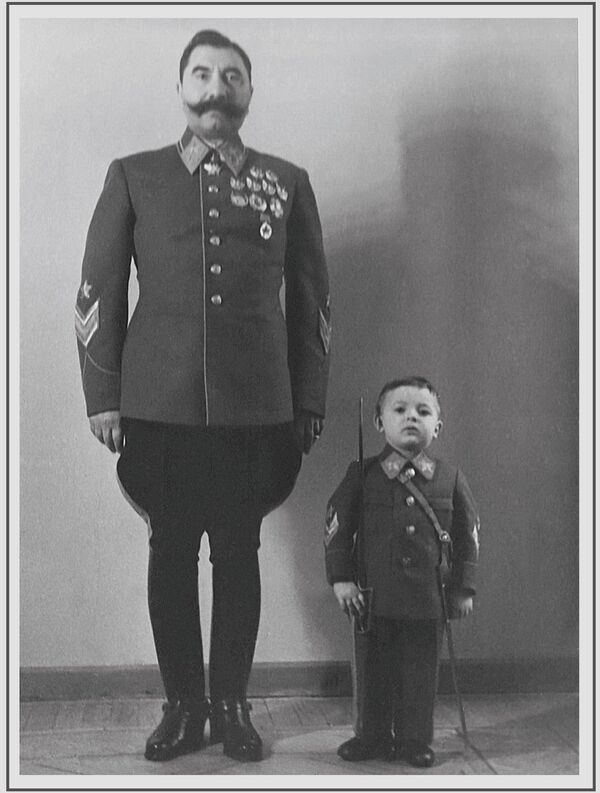 Маршал Советского Союза, трижды Герой Советского Союза Буденный Семен Михайлович с сыном Сергеем, фото 1940-х годов - Sputnik Армения
