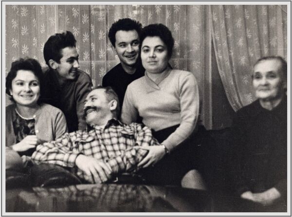 Генерал армии Штеменко Сергей Матвеевич в кругу семьи в 1962 году в Москве - Sputnik Армения