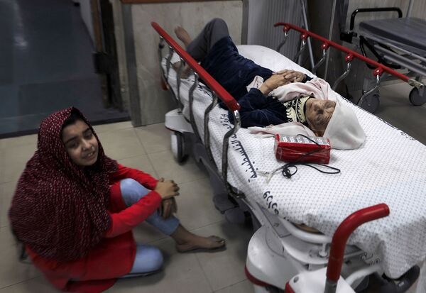 Պաղեստինցի աղջիկը աշ Շաթի հիվանդանոցում, իր վիրավոր տատիկի կողքին (մայիսի 15, 2021). Գազայի հատված - Sputnik Արմենիա