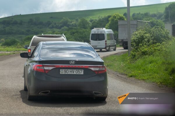 Азербайджанская автоколонна на дороге Шуши - Кармир Шука - Sputnik Армения