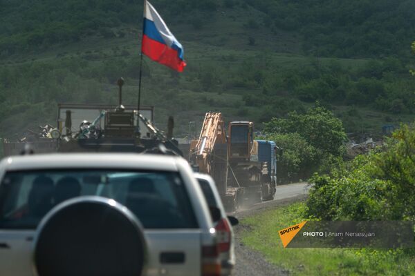 Российские миротворцы сопровождают азербайджанскую автоколонну на дороге Шуши - Кармир Шука - Sputnik Армения