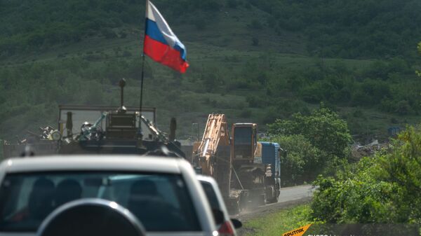 Российские миротворцы сопровождают азербайджанскую автоколонну на дороге Шуши - Кармир Шука - Sputnik Армения