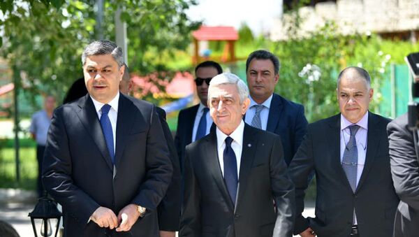 Серж Саргсян и Артур Ванецян во время церемонии подписания меморандума предвыборного блока Честь имеем (16 мая 2021). Еревaн - Sputnik Армения