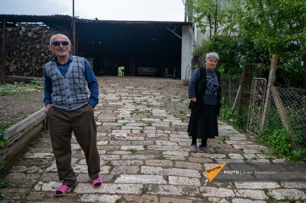 Жители села Тагавард Шура Алавердян и Эльмира Алавердян - Sputnik Армения