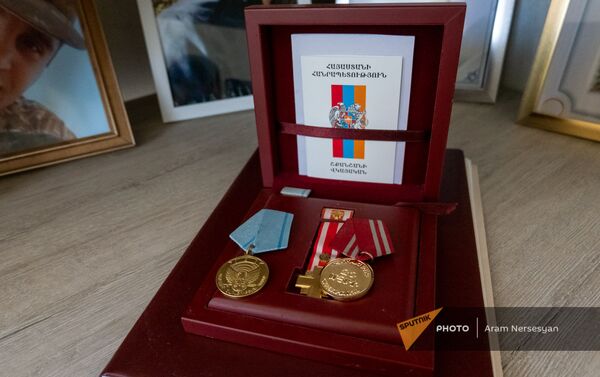 Боевые медали погибшего в карабахской войне капитана Ашота Микаеляна - Sputnik Армения