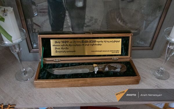 Подарок от соратников погибшему в карабахской войне капитану Ашоту Микаеляну - Sputnik Армения