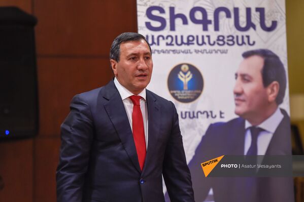 Основатель благотворительного фонда Тигран Арзаканцян на церемонии подписания меморандума о сотрудничестве с Демократической партией Армении (18 мая 2021). Еревaн - Sputnik Армения
