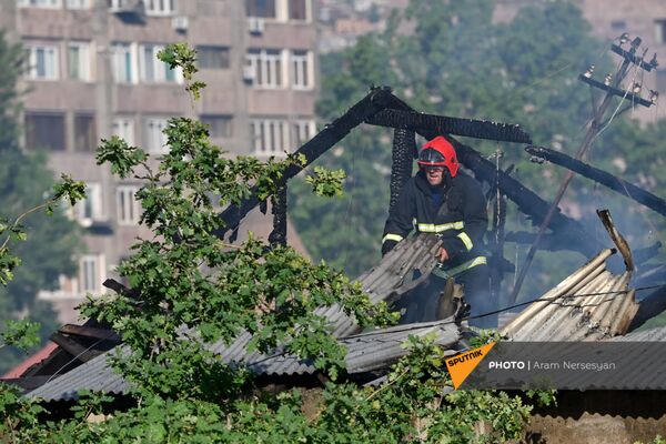 Спасатели на месте пожара на улице Сарьяна (18 мая 2021). Еревaн - Sputnik Армения