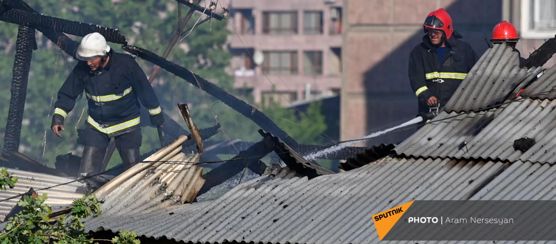 Спасатели на месте пожара на улице Сарьяна (18 мая 2021). Еревaн - Sputnik Армения, 1920, 18.05.2021