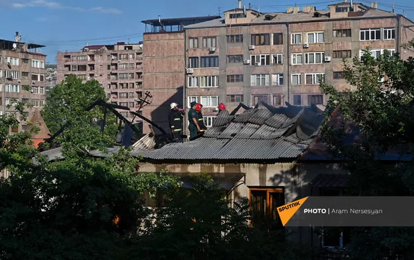 Спасатели на месте пожара на улице Сарьяна (18 мая 2021). Еревaн - Sputnik Армения