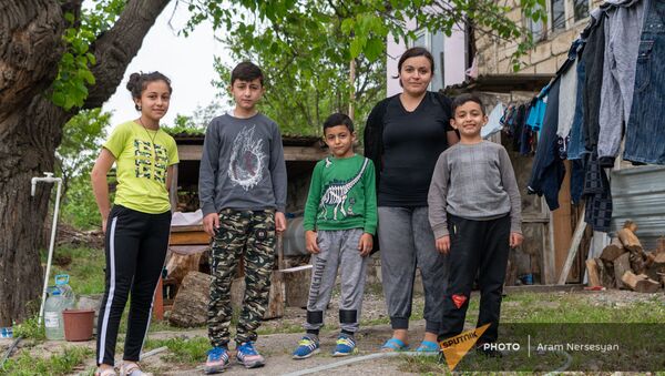 Нарине Товмасян с детьми во дворе арендованного доме в Аскеране - Sputnik Արմենիա