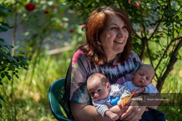 53-х летняя Рузанна со своими двойняшками - Sputnik Армения