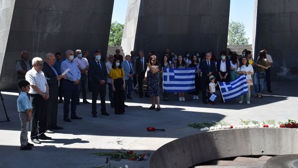 Греческая община Армении возложила цветы в Мемориальном комплексе Цицернакаберд в память Геноцида греков (19 мая 2021). Еревaн - Sputnik Արմենիա