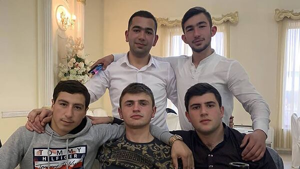 Получивший ранение в карабахской войне Артуш Тигранян с друзьями - Sputnik Արմենիա