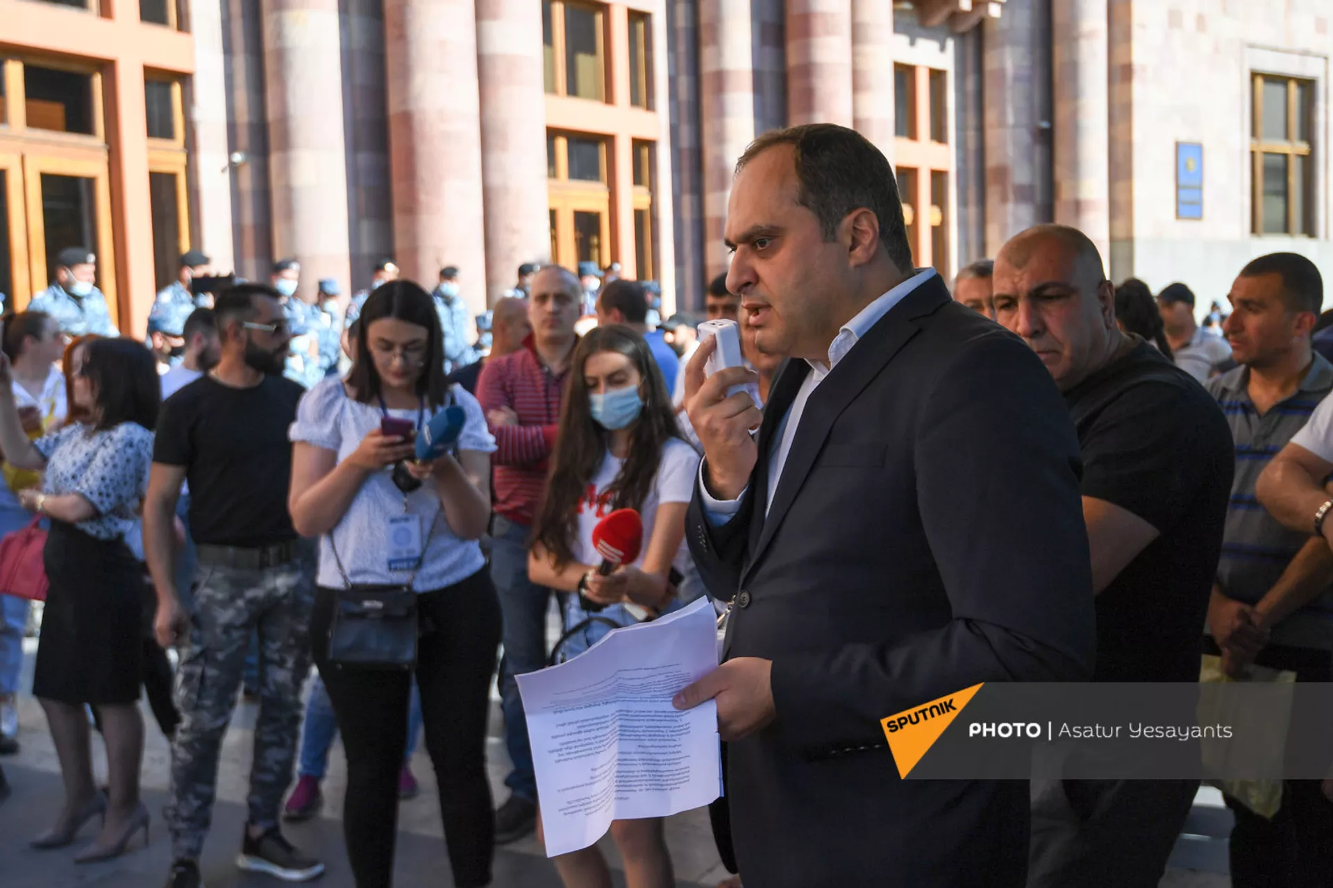 Мы не должны быть рабами одного человека: у правительства Армении стартовал митинг Мы не должны быть рабами одного человека: у правительства Армении стартовал митинг - Sputnik Армения, 1920, 20.05.2021