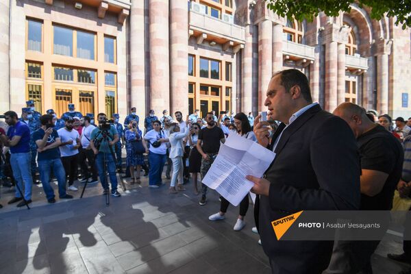 Глава Палаты адвокатов Ара Зограбян во время акции протеста с требованием опубликовать договор с Азербайджаном - Sputnik Армения