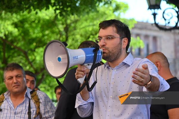 Представитель движения  5165  Геворг Тамамян во время акции протеста с требованием опубликовать договор с Азербайджаном - Sputnik Армения