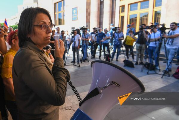 Лидер движения 5165 Карин Тоноян во время акции протеста с требованием опубликовать договор с Азербайджаном - Sputnik Армения