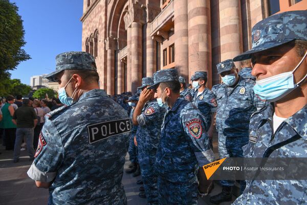 Полиция во время акции протеста с требованием опубликовать договор с Азербайджаном - Sputnik Армения