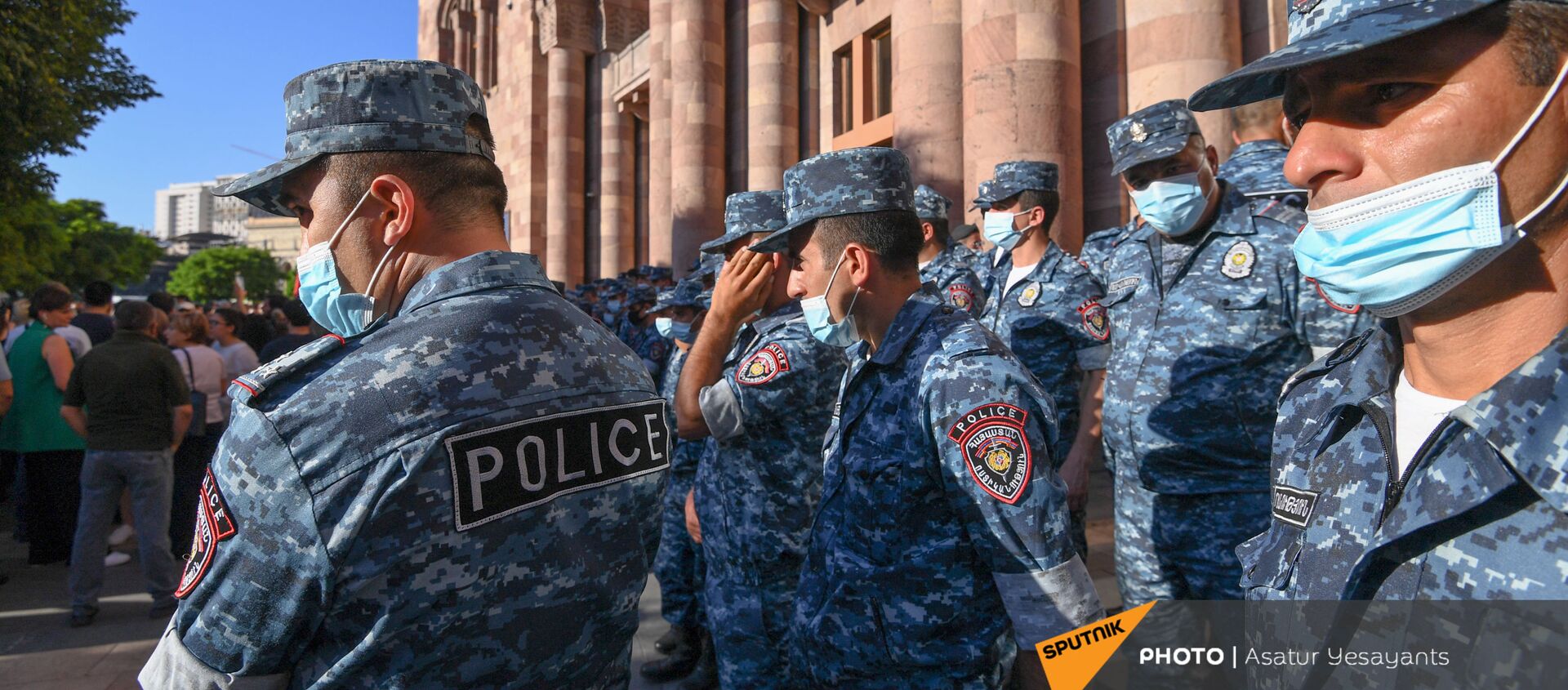Полиция во время акции протеста с требованием опубликовать договор с Азербайджаном - Sputnik Армения, 1920, 16.06.2021