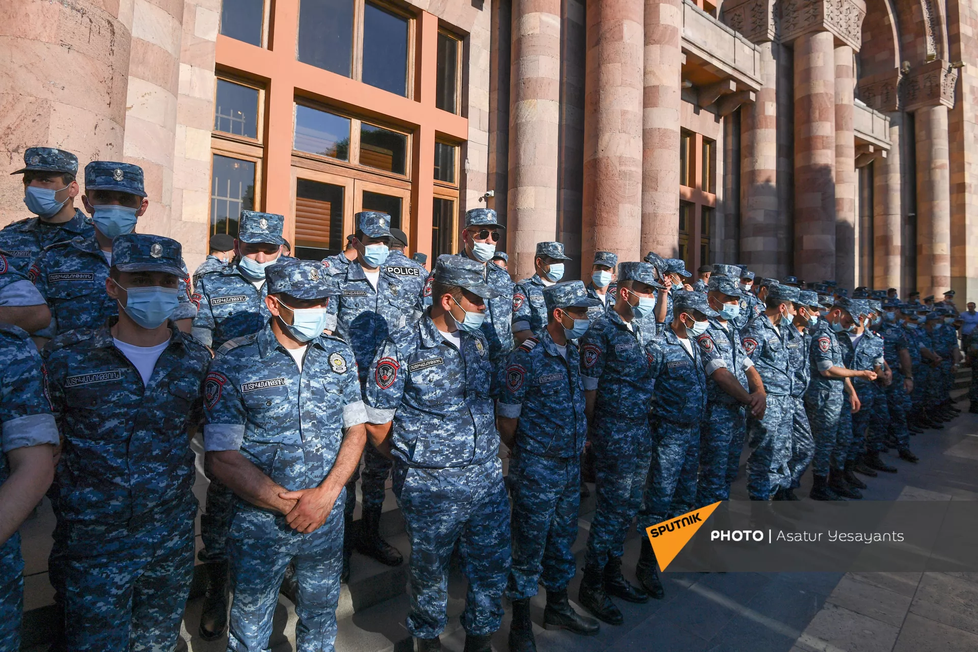 Мы не должны быть рабами одного человека: у правительства Армении стартовал митинг Мы не должны быть рабами одного человека: у правительства Армении стартовал митинг - Sputnik Армения, 1920, 20.05.2021