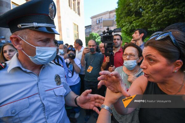 Стычка полиции и участников акции протеста с требованием опубликовать договор с Азербайджаном - Sputnik Армения