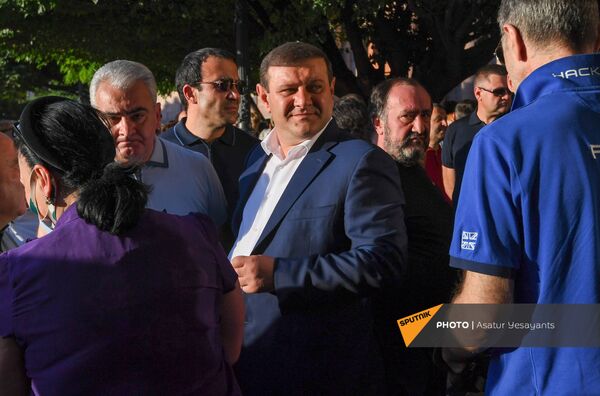 Бывший мэр Еревана Тарон Маркарян во время акции протеста с требованием опубликовать договор с Азербайджаном - Sputnik Армения