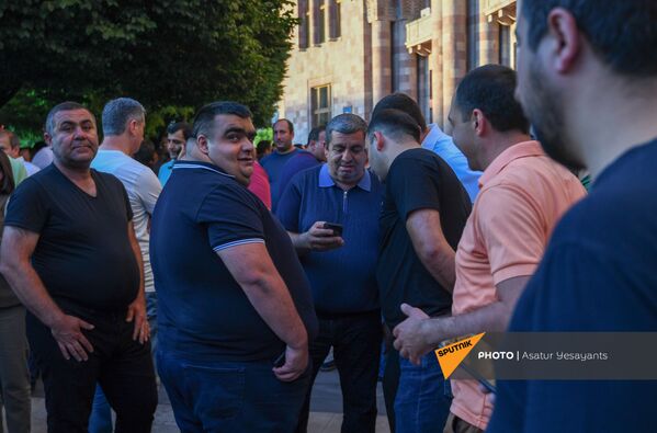 Экс-депутат Аракел Мовсисян во время акции протеста с требованием опубликовать договор с Азербайджаном - Sputnik Армения