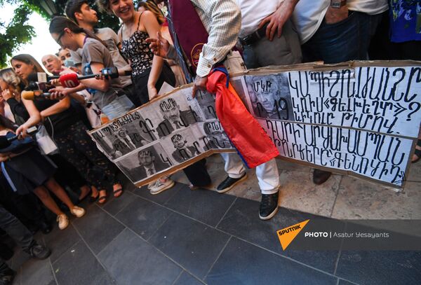 Участники акции протеста с требованием опубликовать договор с Азербайджаном с баннерами и плакатами - Sputnik Армения