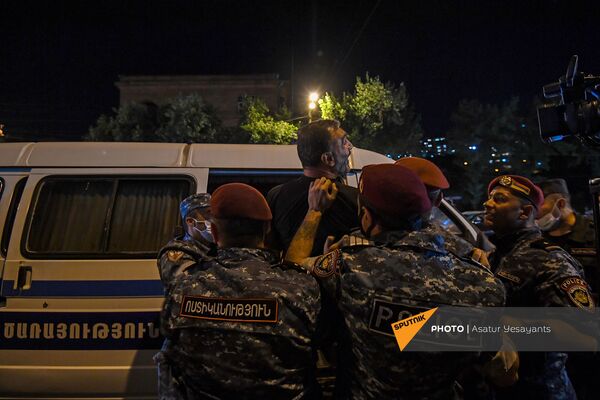 Ոստիկանները բերման են ենթարկում բողոքի ակցիայի մասնակիցներին Բաղրամյան պողոտայից - Sputnik Արմենիա