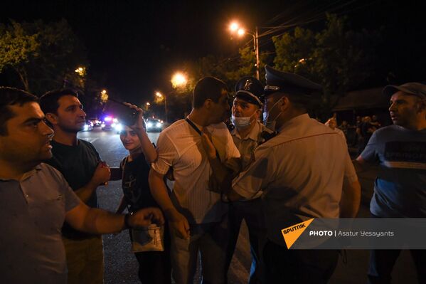 Стычки участников акции протеста с полицией на проспекте Баграмяна - Sputnik Армения