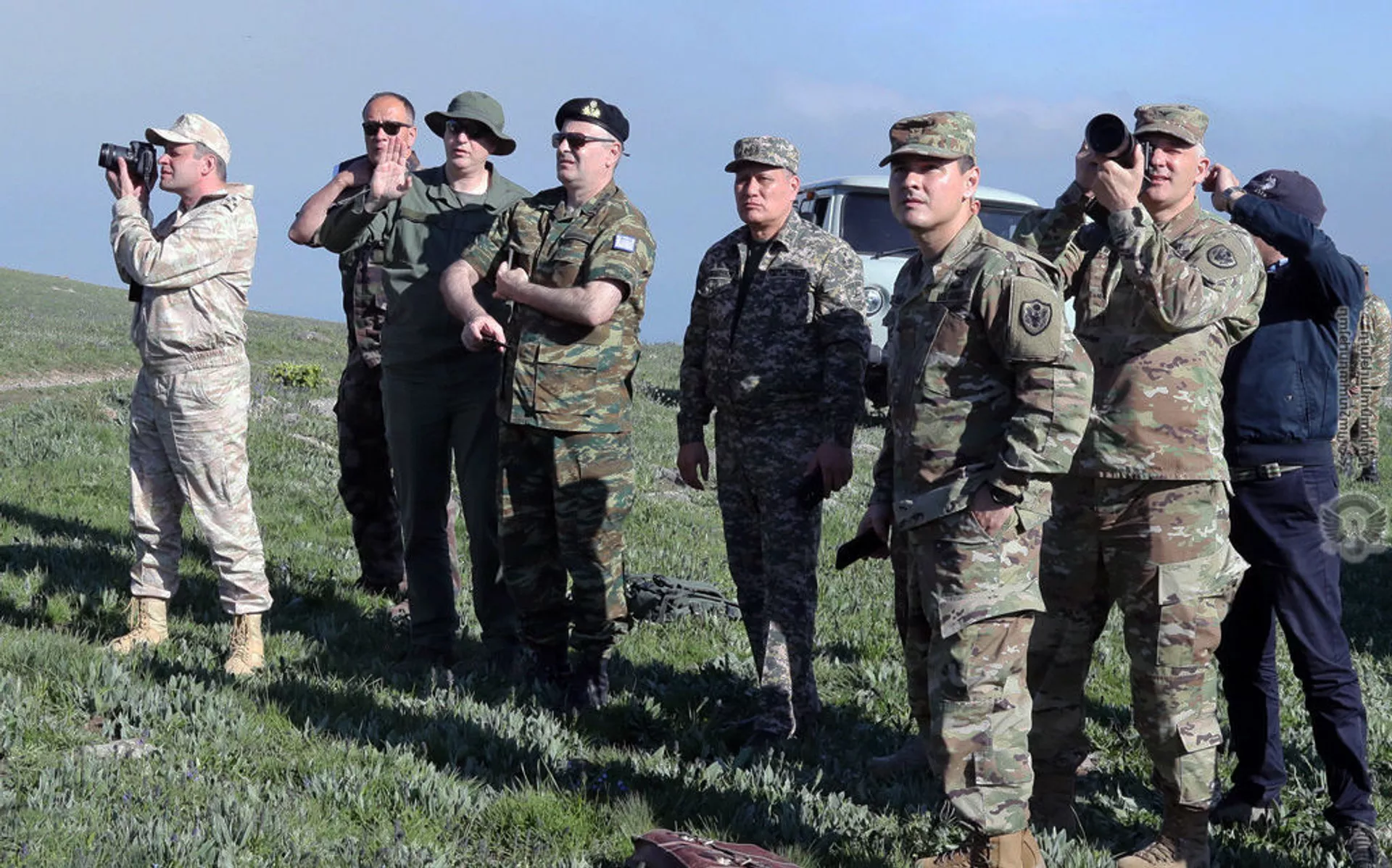 Военные атташе побывали у Черного озера в Сюникской области Армении - Sputnik Армения, 1920, 21.05.2021