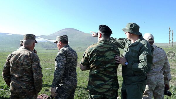 Минобороны организовало визит военных атташе иностранных посольств в Армении на армяно-азербайджанскую границу в Сюникской области (20 мая 2021). - Sputnik Армения