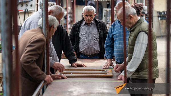 Мужчины играют в нарды на рынке Степанакерта - Sputnik Արմենիա