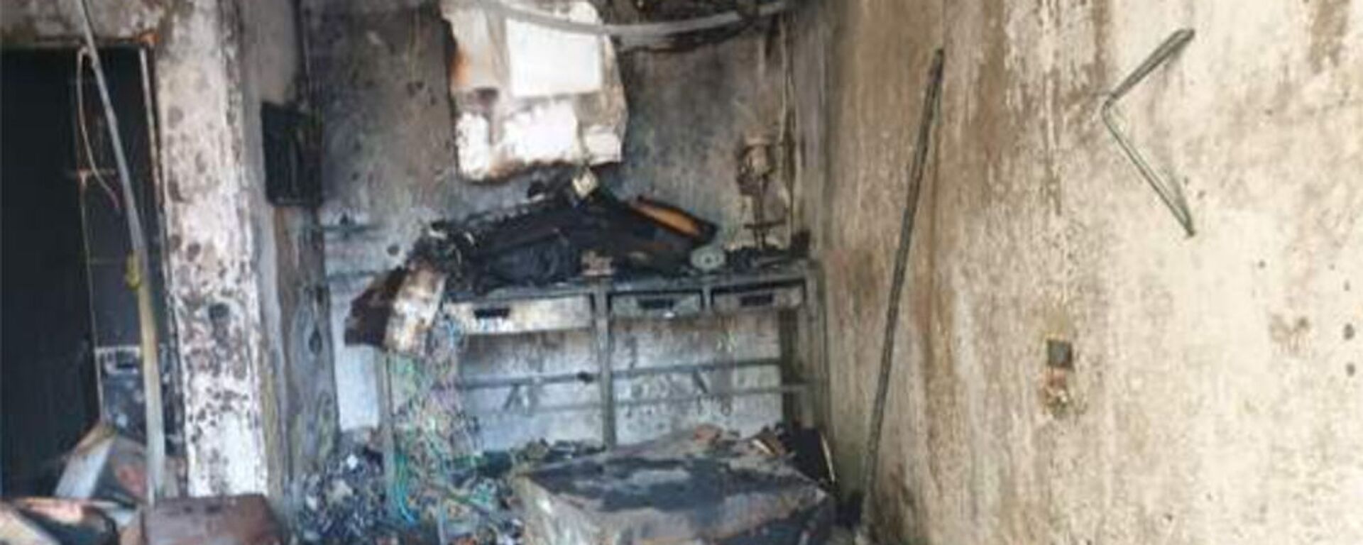 Сгоревший фургон возле дома № 30 в 3-м Давиташенском административном районе - Sputnik Արմենիա, 1920, 22.05.2021