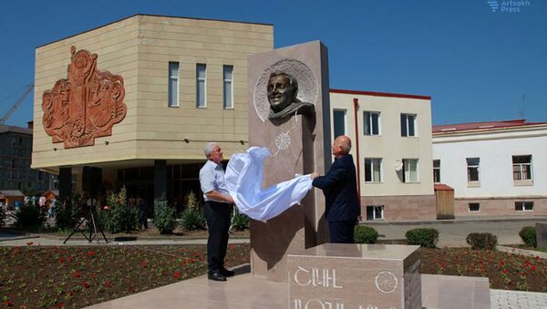 В Степанакерте установлен бюст Шарля Азнавура - Sputnik Армения