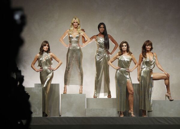 Կառլա Բրունին, Կլաուդիա Շիֆերը, Նաոմի Քեմփբելը, Սինդի Քրոուֆոդը և Հելենա Քրիստենսենը «Versace»-ի գարուն-ամառ  2018 հավաքածուի զգեստներով։ - Sputnik Արմենիա