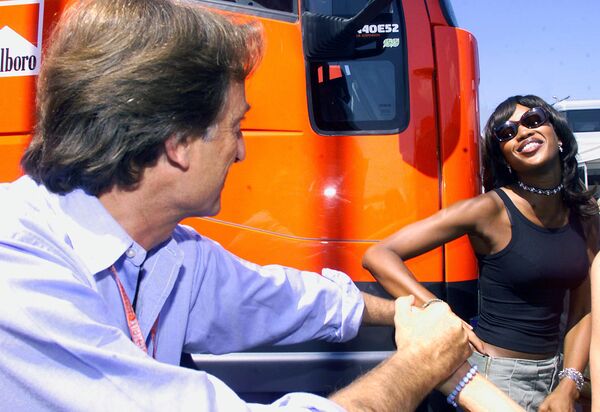 Британская топ-модель Наоми Кэмпбелл позирует менеджеру команды Ferrari Луке Монтеземоло на Гран-при Венгрии Формулы-1 на гоночной трассе Hungaroring, 2000 год - Sputnik Армения