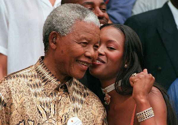 Президент ЮАР Нельсон Мандела и британская супермодель Наоми Кэмпбелл в Кейптауне, 1998 год - Sputnik Армения