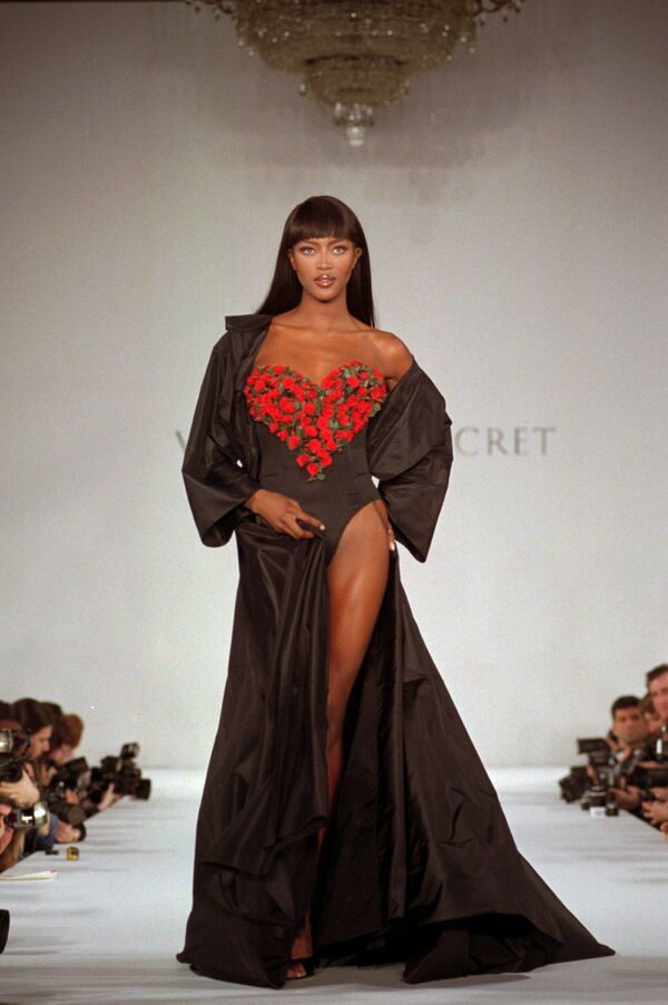 Наоми Кэмпбелл открывает презентацию весенней коллекции нижнего белья Victoria's Secret в Нью-Йорке, 1996 год - Sputnik Армения