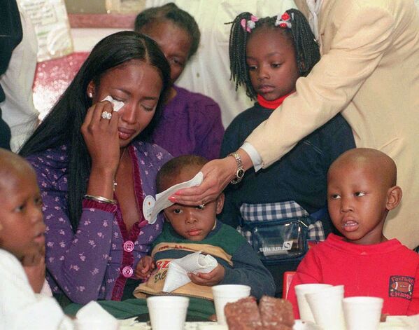 Наоми Кэмпбелл плачет в Детском онкологическом отделении больницы Барагванат в Соуэто, 1997 год - Sputnik Армения