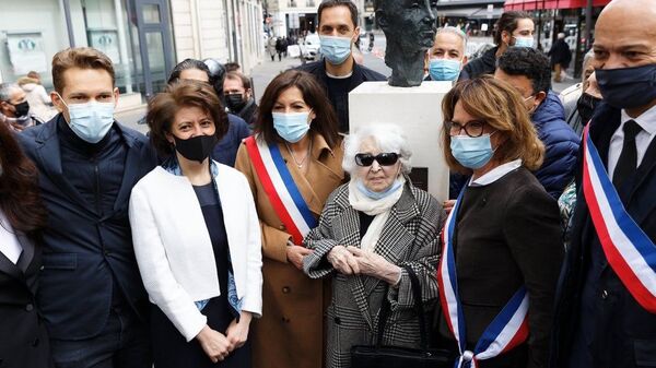 На площади Одеон в Латинском квартале Парижа открыт бюст великого шансонье Шарля Азнавура - Sputnik Армения