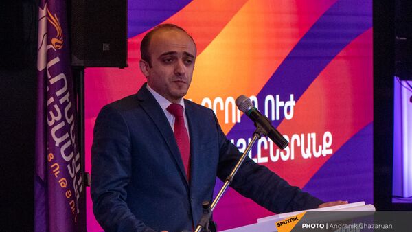 Выступление Тарона Симоняна во время заседания партии Просвещенная Армения (23 мая 2021). Еревaн - Sputnik Армения