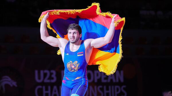 Борец Малхас Амоян с флагом Армении после победы в финале ЧЕ (до 23 лет) - Sputnik Армения