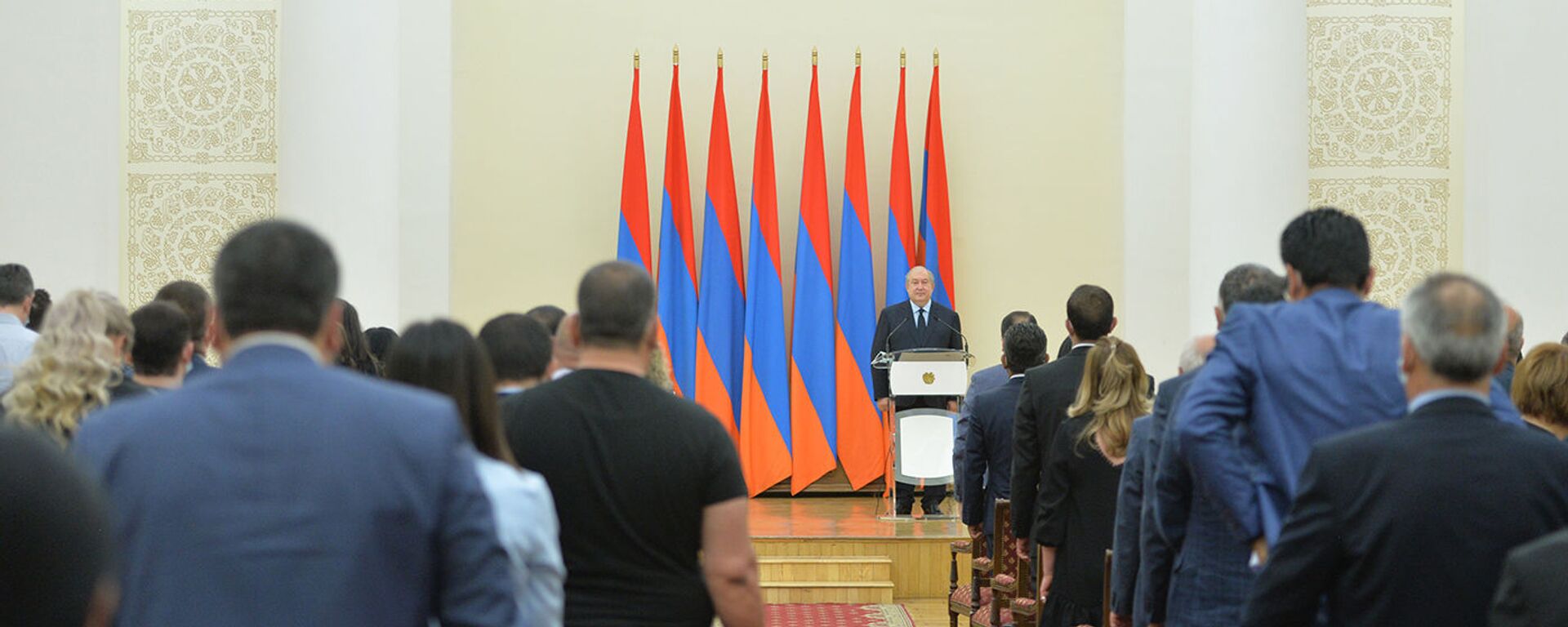 Президент Армен Саркисян на церемонии награждения медалями сотрудников системы здравоохранения (24 мая 2021). Еревaн - Sputnik Армения, 1920, 24.05.2021