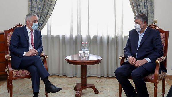 И.о. вице-премьера Мгер Григорян принял делегацию, возглавляемую министром дорожного строительства и градостроительства Ирана Мохаммадом Эслами (24 мая 2021). Еревaн - Sputnik Արմենիա