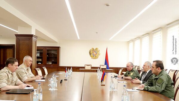 И.о. министра обороны Вагаршак Арутюнян встретился с командующим миротворческими войсками России в Карабахе, генерал-лейтенантом Рустамом Мурадовым (25 мая 2021). Еревaн - Sputnik Армения