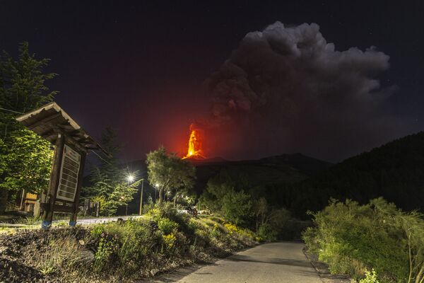 Дым и лава во время извержения вулкана Этна в Италии  - Sputnik Армения