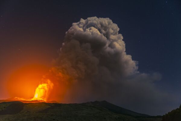Дым от извержения вулкана Этна в Италии  - Sputnik Армения