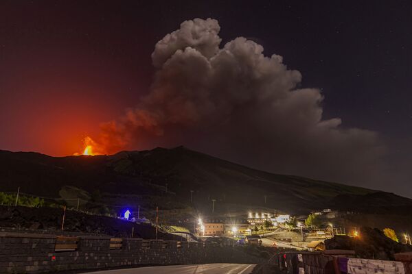 Извержение вулкана Этна в Италии  - Sputnik Армения